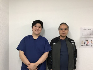 膝痛　笑顔